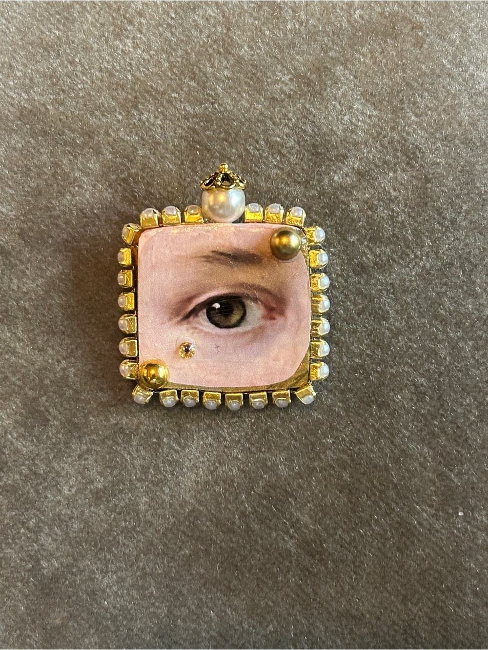 Gold-Tone Pearl Accent Lover’s Eye Motif Brooch - Pink